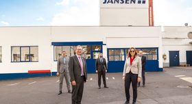 Mechthild Heil, Peter Jansen, Dr. Christof Walter, Lucas Schmidt-Weihrich und Heinrich Krebsbach stehen vor dem Jansen-Fabrikgebäude. Foto: Jansen