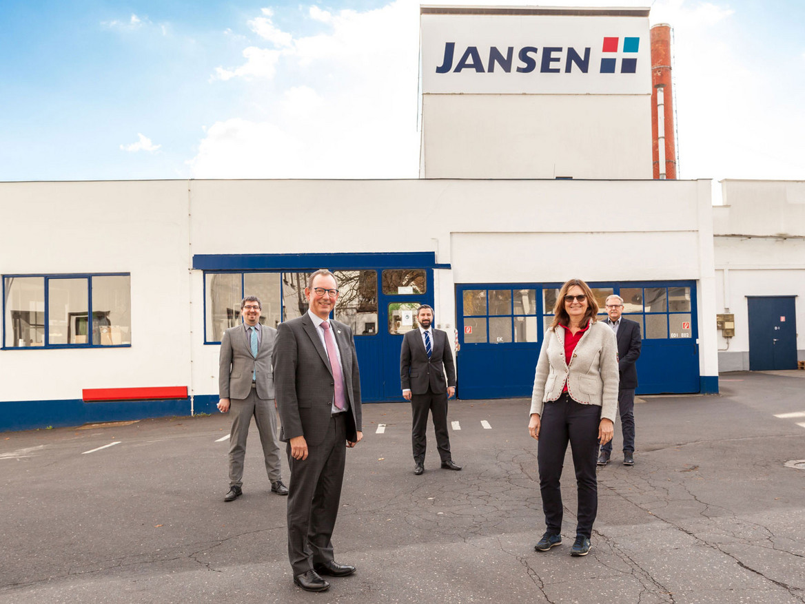 Mechthild Heil, Peter Jansen, Dr. Christof Walter, Lucas Schmidt-Weihrich und Heinrich Krebsbach stehen vor dem Jansen-Fabrikgebäude. Foto: Jansen