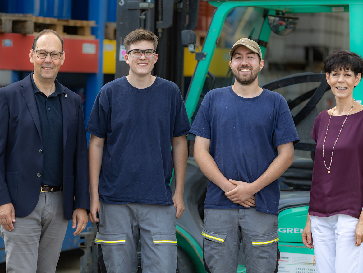 Drei Mitarbeiter von Jansen stehen neben dem neuen Auszubildenden Timo Behrendt. Foto: Jansen