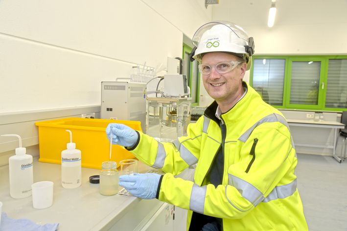 Grace-Betriebsleiter Jürgen Knöll untersucht Chemikalien.