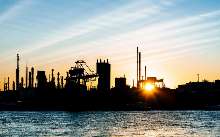 Blick auf eine Industrieanlage im Gegenlicht. Foto: JoergSteber - stock.adobe.com