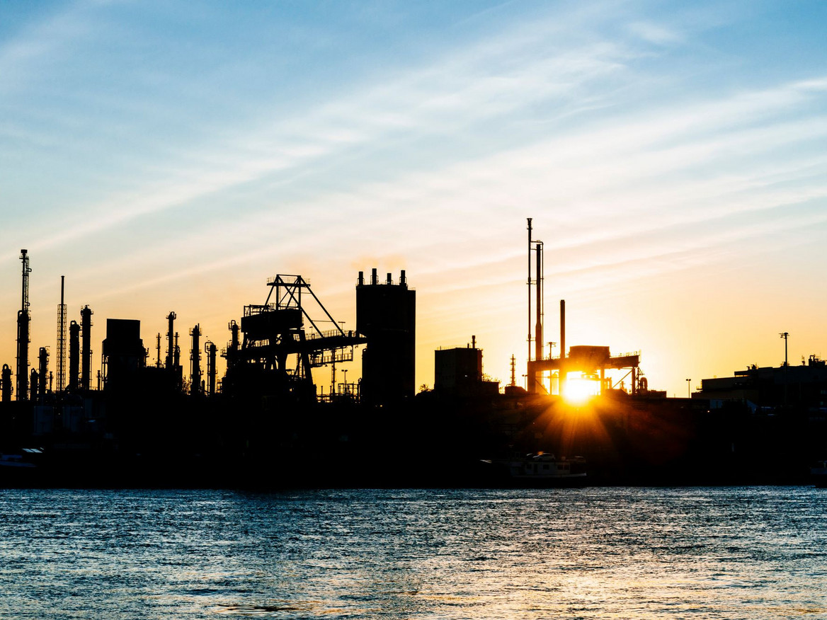 Blick auf eine Industrieanlage im Gegenlicht. Foto: JoergSteber - stock.adobe.com