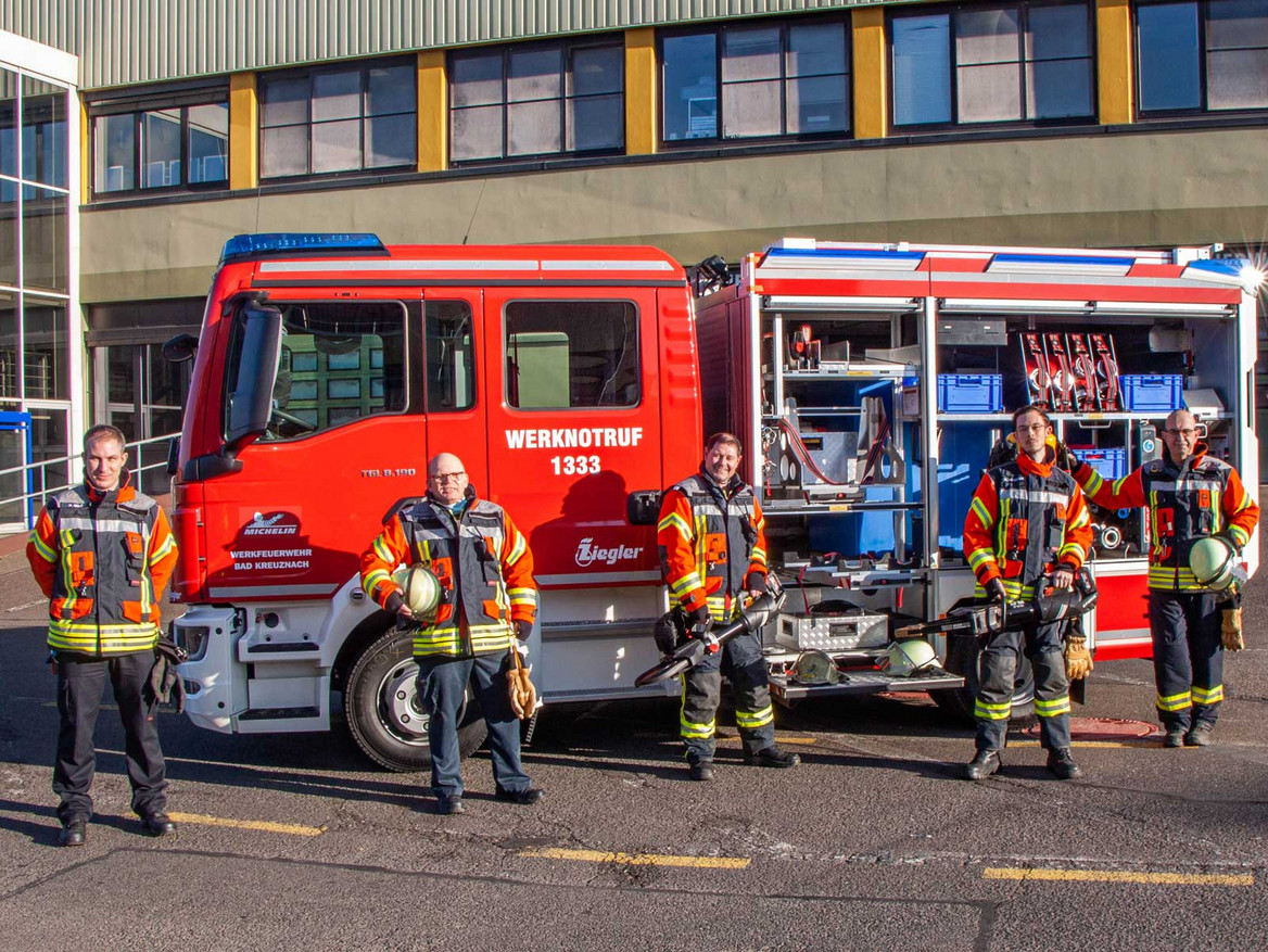 Die Michelin-Werkfeuerwehr Bad Kreuznach steht vor ihrem neuen Fahrzeug