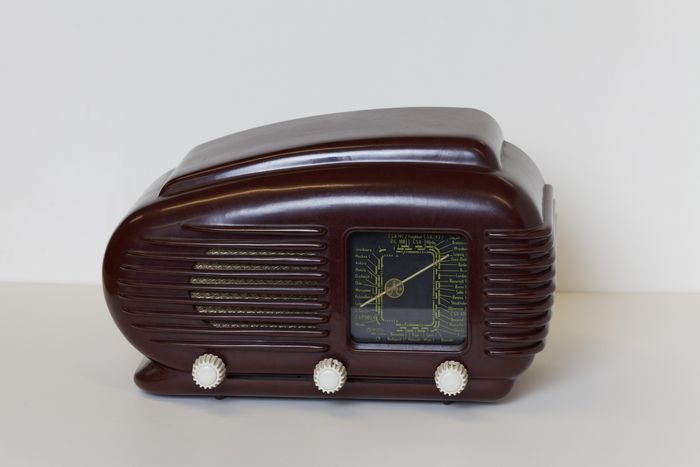 Dynamisches Design: Tschechisches Radio mit Bakelit-Gehäuse von 1948. Foto: picture-alliance/imageBROKER
