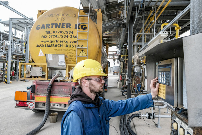 Aufgetankt: Ein Lkw wird mit Pentanen zur Auslieferung befüllt. Foto: Daniel Roth