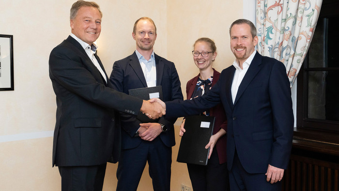 Von links: Mats Berneblad und Marcus Martinsson (Stena Recycling), Birgit Gerke und Daniel Schönfelder (BASF). Die Unternehmen arbeiten beim Batterierecycling zusammen. Foto: BASF SE