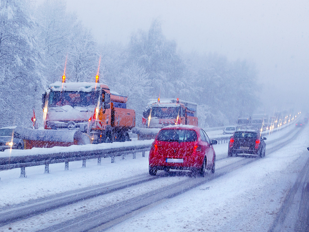 Verschneite Autobahn. (Foto: AdobeStock)