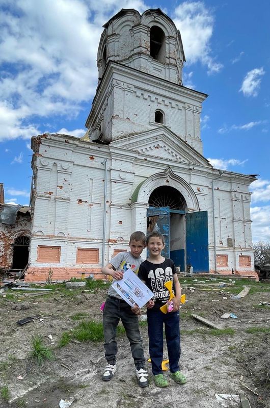 Angekommen: zwei ukrainische Jungs freuen sich über die von Profine gesammelten und gelieferten Spenden. Foto: Profine