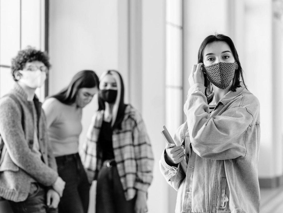 Schüler mit Masken