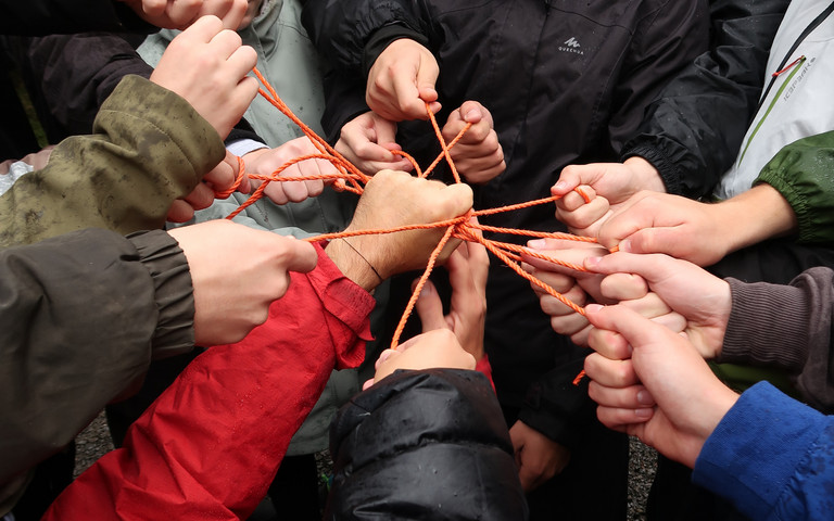 Teambuilding-Challenge mit verknoteten Schnüren während der Azubi-Outdoor-Woche des Chemieunternehmens Grace. Foto: Grace