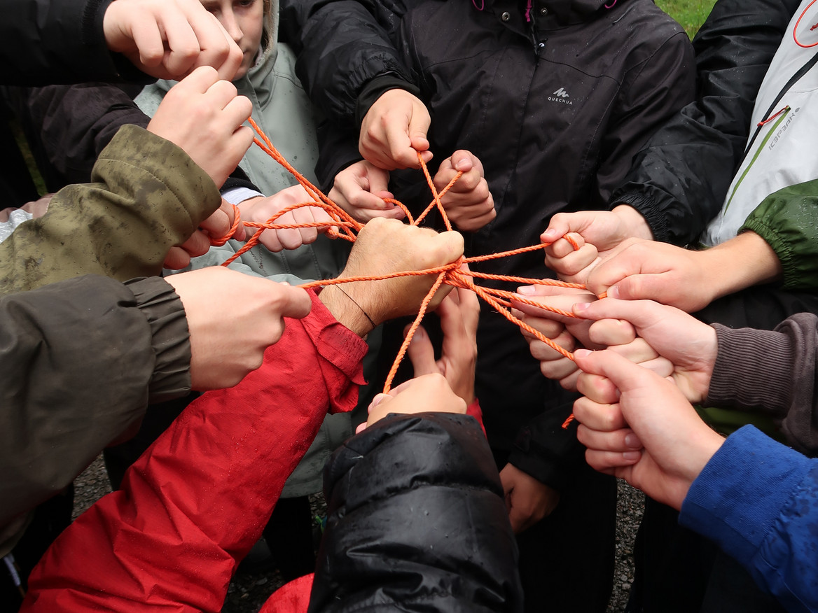 Teambuilding-Challenge mit verknoteten Schnüren während der Azubi-Outdoor-Woche des Chemieunternehmens Grace. Foto: Grace