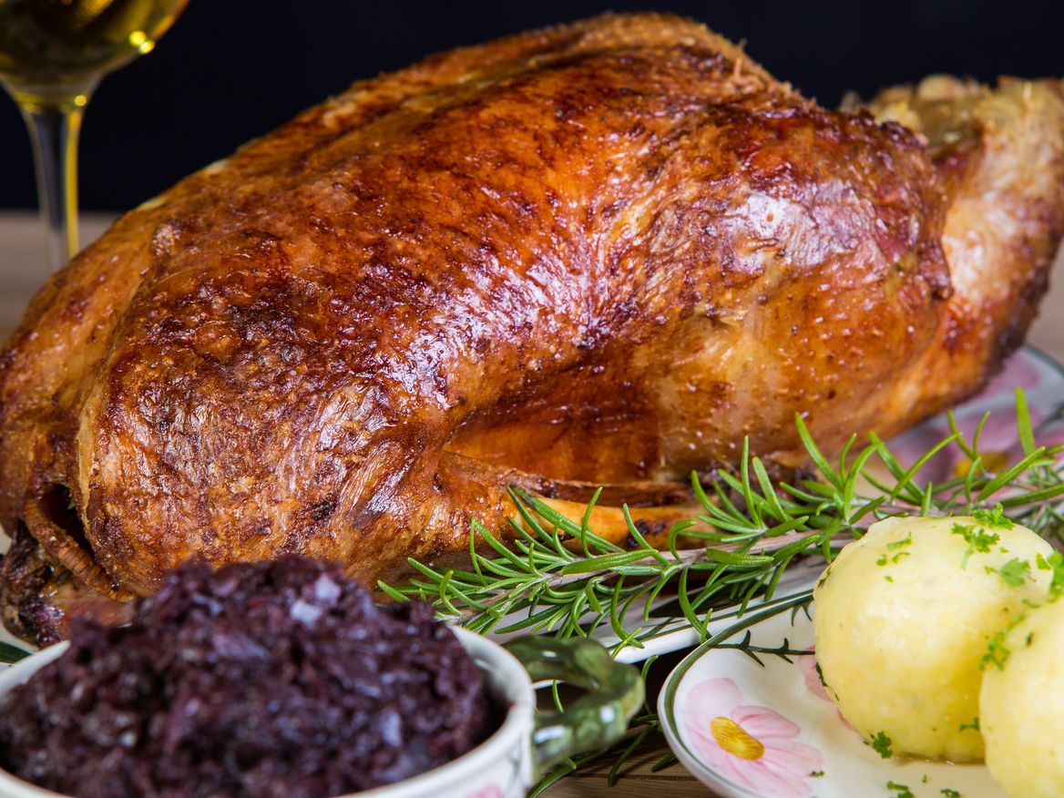 Gänsebraten mit Rotkraut und Knödeln