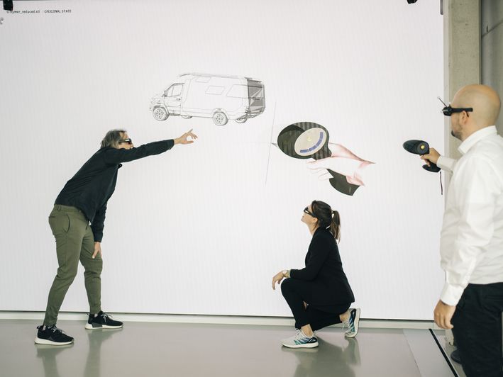 Technik: Das Team betrachtet das Konzeptfahrzeug „VisionVenture“ auf einer mehr als vier Meter langen 3-D-LED-Wand. Foto: Lêmrich