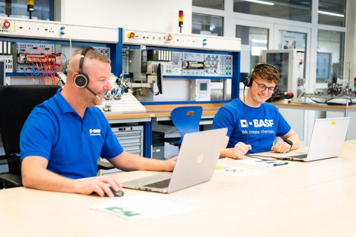 Mechatroniker im Netz: BASF-Ausbilder Eric Greifenstein und Azubi Dominik Weber halten einen Online-Vortrag. Foto: BASF