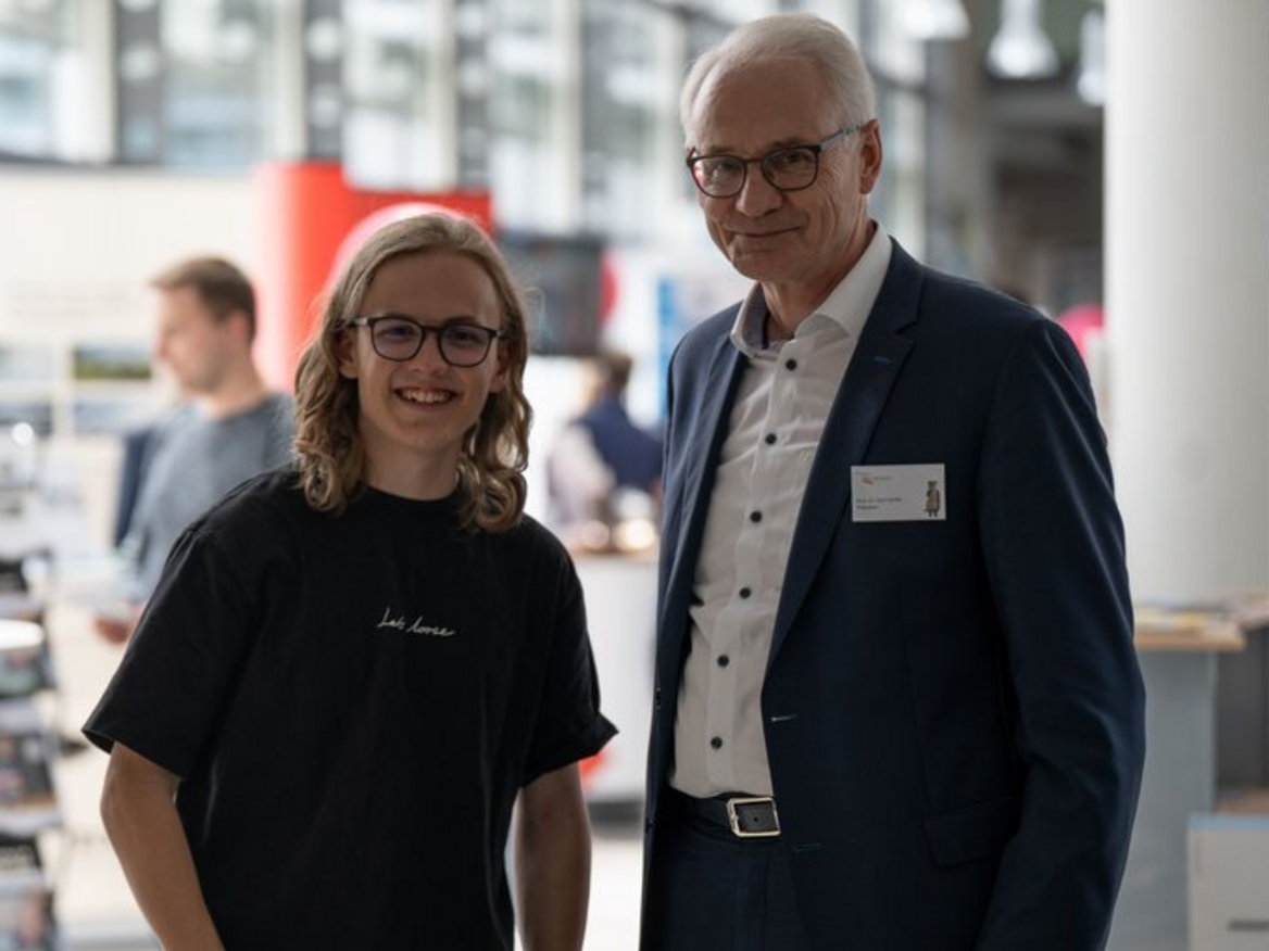 Mit 16 an der Uni Frühstudent Jonathan Baschek und Professor Dr. Karl Stoffel, Präsident der Hochschule Koblenz.