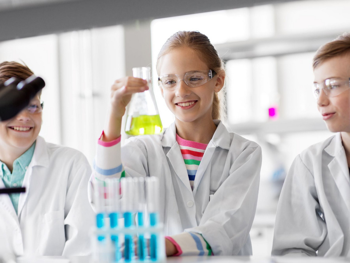 Drei Schulkinder bei Versuchen im Chemielabor. Foto: Syda Productions - stock.adobe.com